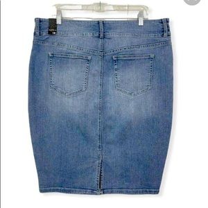 I’m selling a size 2 Denim torrid skirt